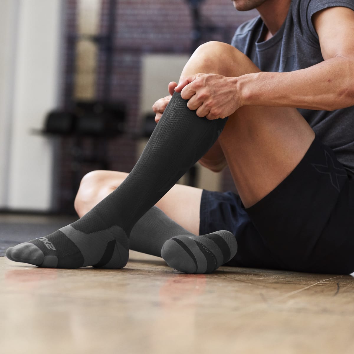 2XU Unisex Vectr Light Cushion Full Length Socks - Titanium / Black