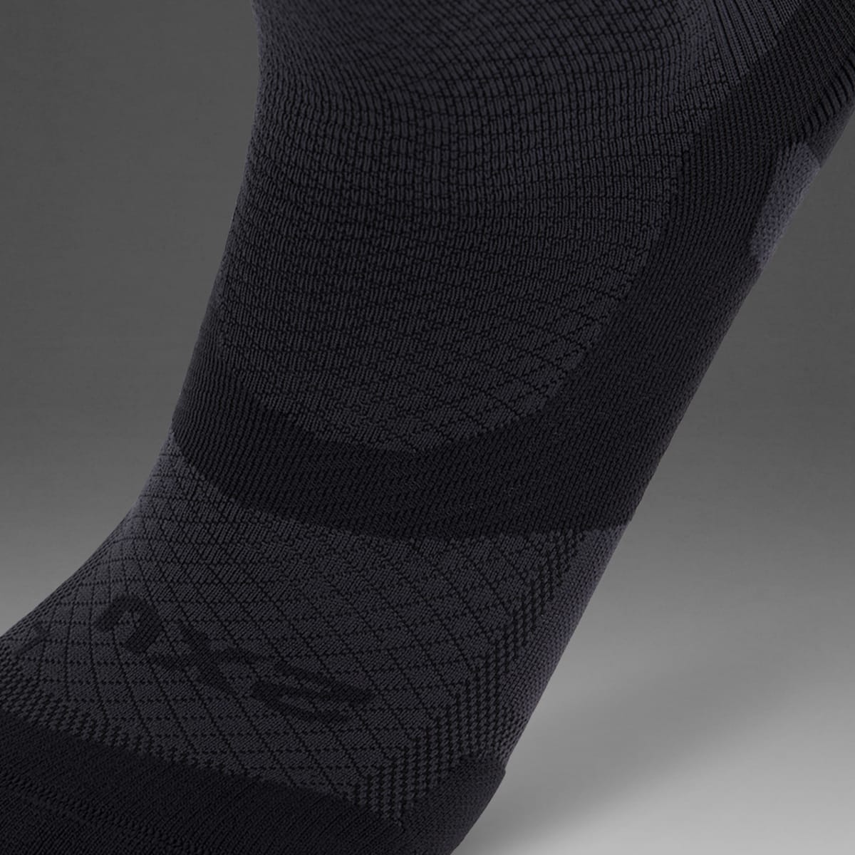 2XU Unisex Vectr Light Cushion Full Length Socks - Titanium / Black