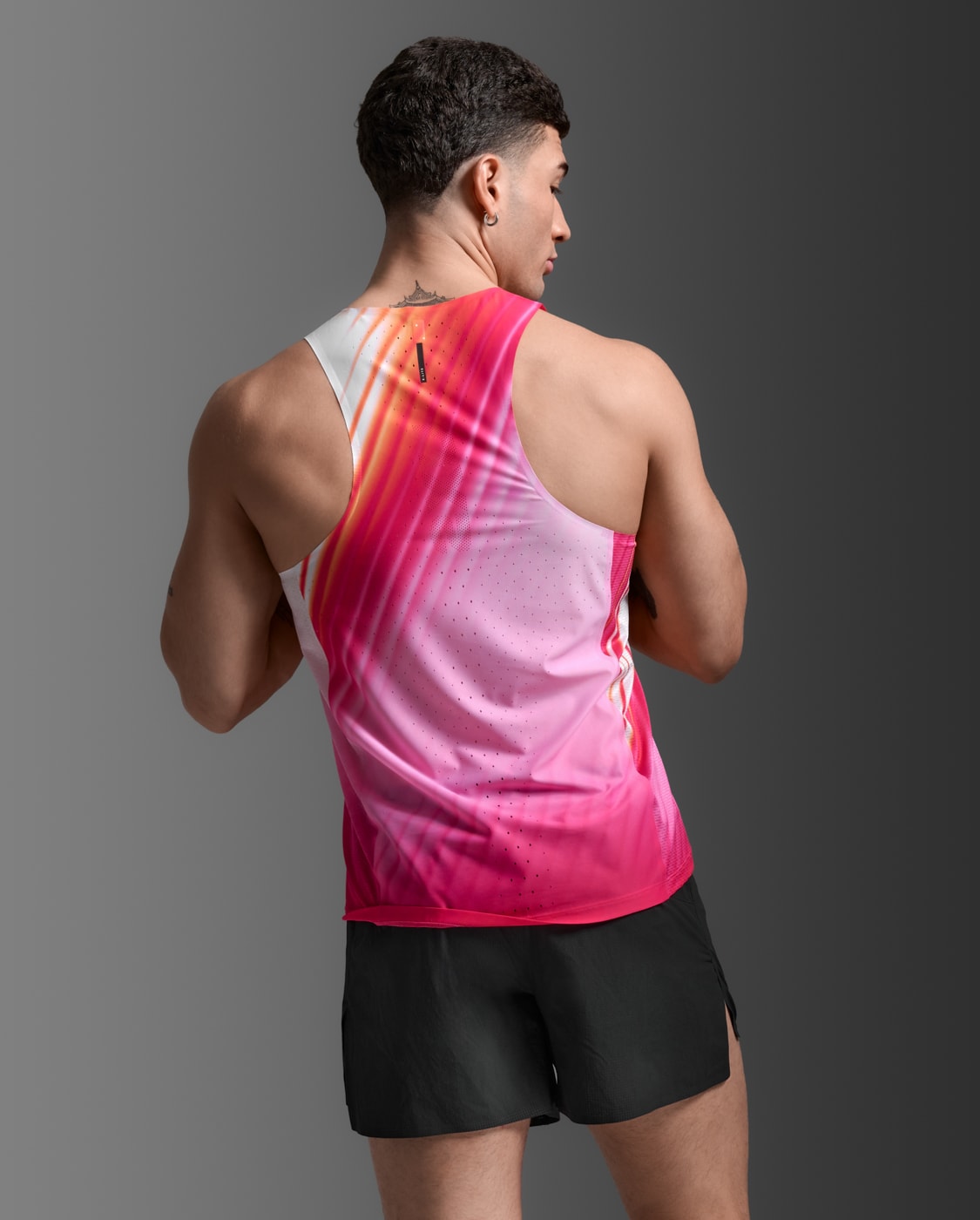 2XU Men Light Speed React Singlet - Fuchsia Grad / Black Reflective
