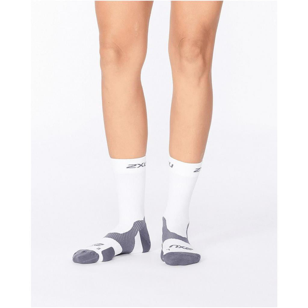 2XU Unisex Vectr Light Cushion Crew Socks - White / Grey