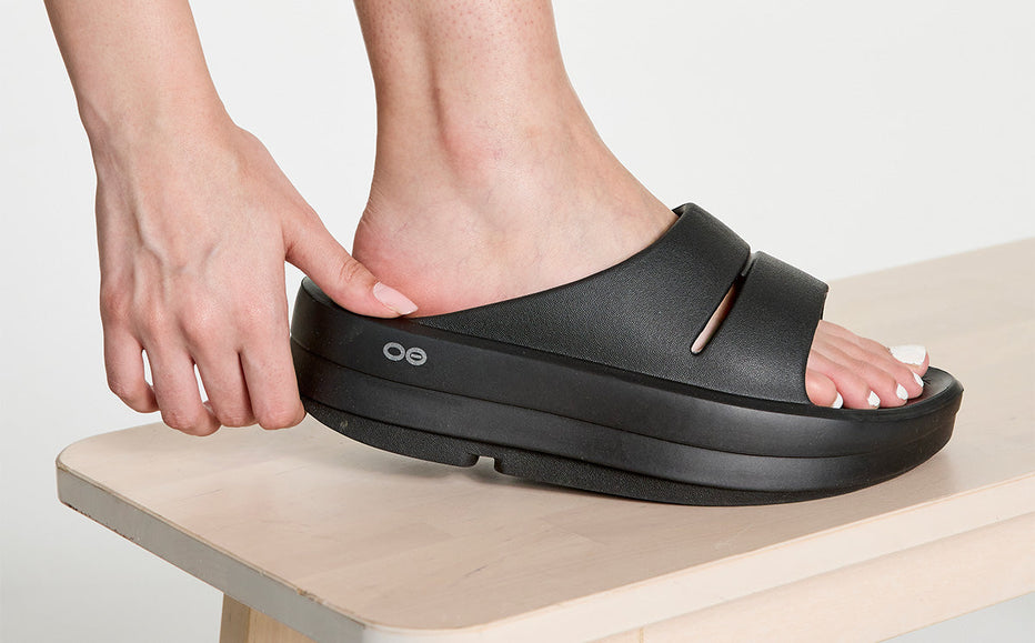 OOFOS OOMEGA OOAHH LUXE(Black Sparkle)