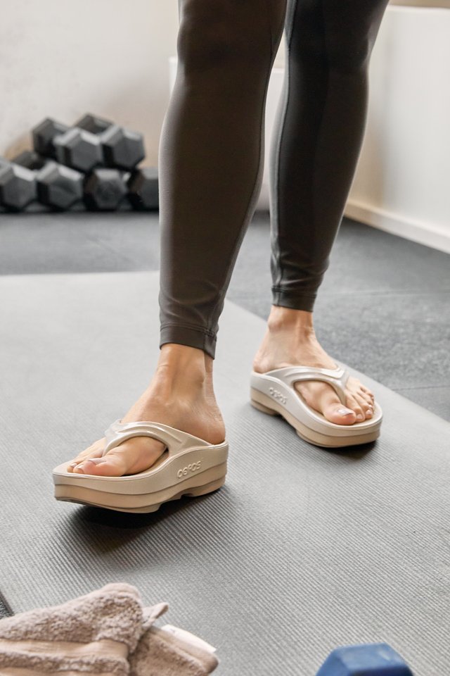 OOFOS Women OOmega Luxe Sandal - Nomad / Fog – Liv Activ