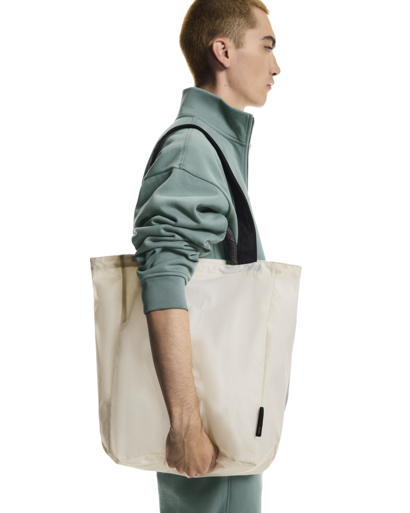 On Unisex Tote Pack 25L - Cream / Black