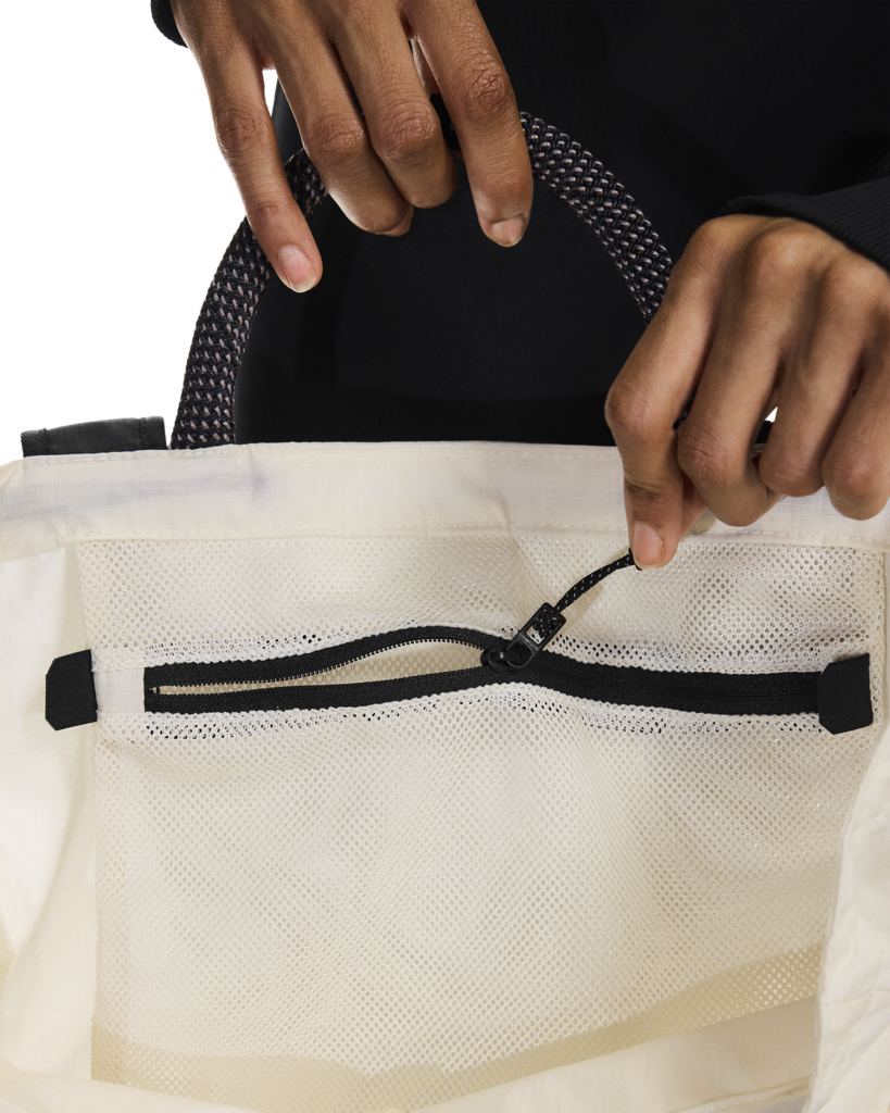 On Unisex Tote Pack 25L - Cream / Black